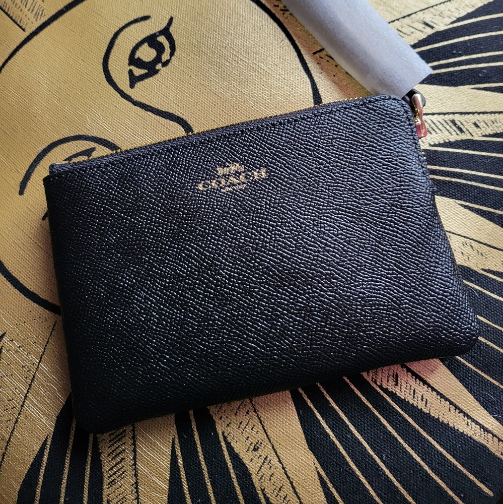 Coach NWT sig corner zip Black wristlet Brand New, beautiful!